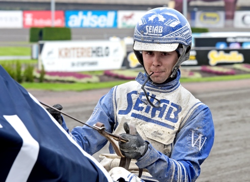 Daniel Wäjersten hade en fin kväll i Östersund på måndagskvällen. Tre hästar till start slutade med full pott. Foto av Lars Jakobsson/TR Bild